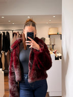 veste fausse fourrure bordeaux