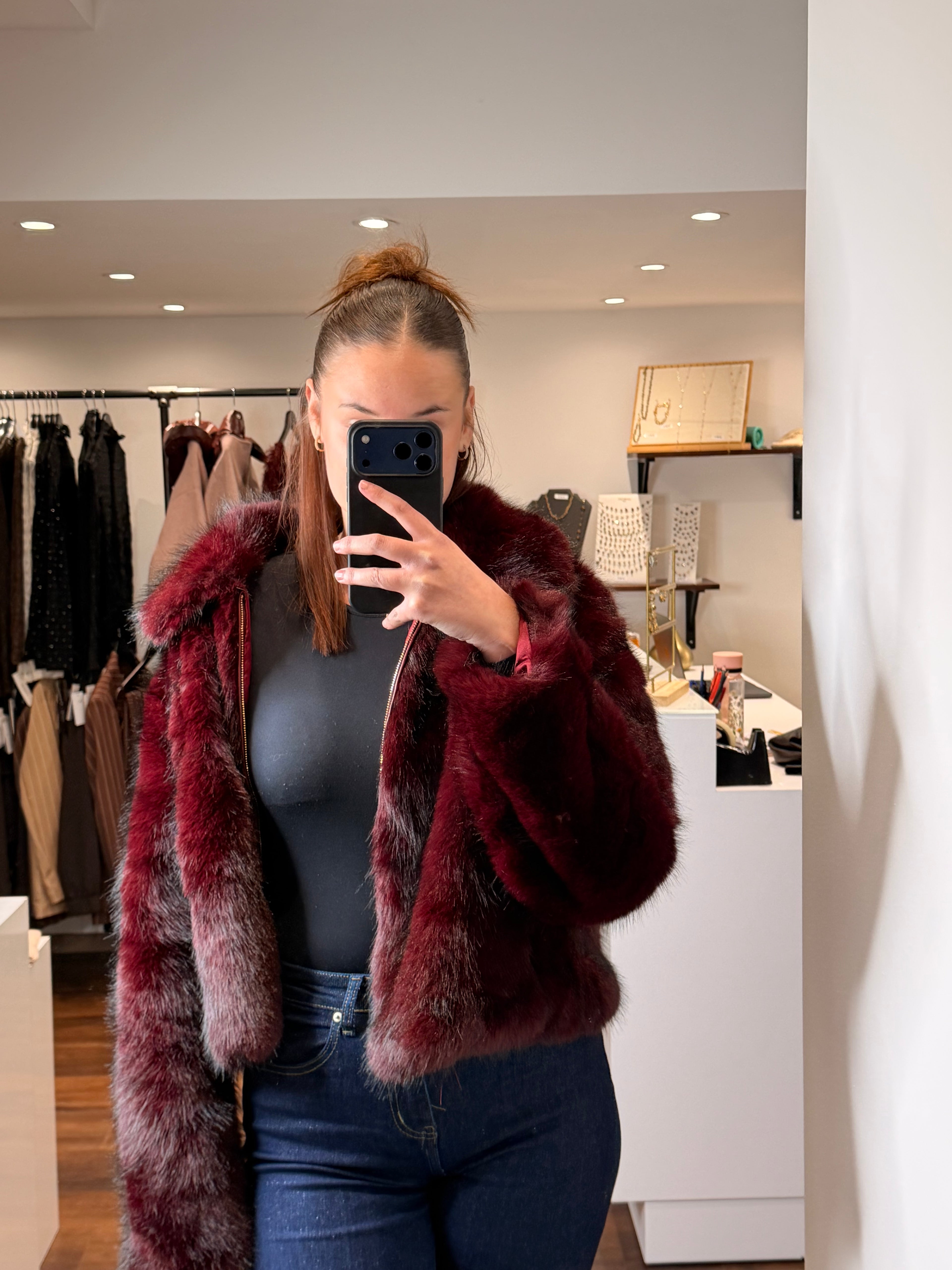 veste fausse fourrure bordeaux