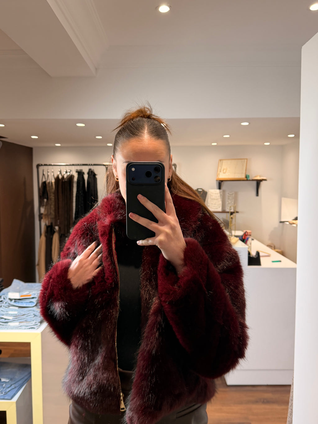 veste fausse fourrure bordeaux