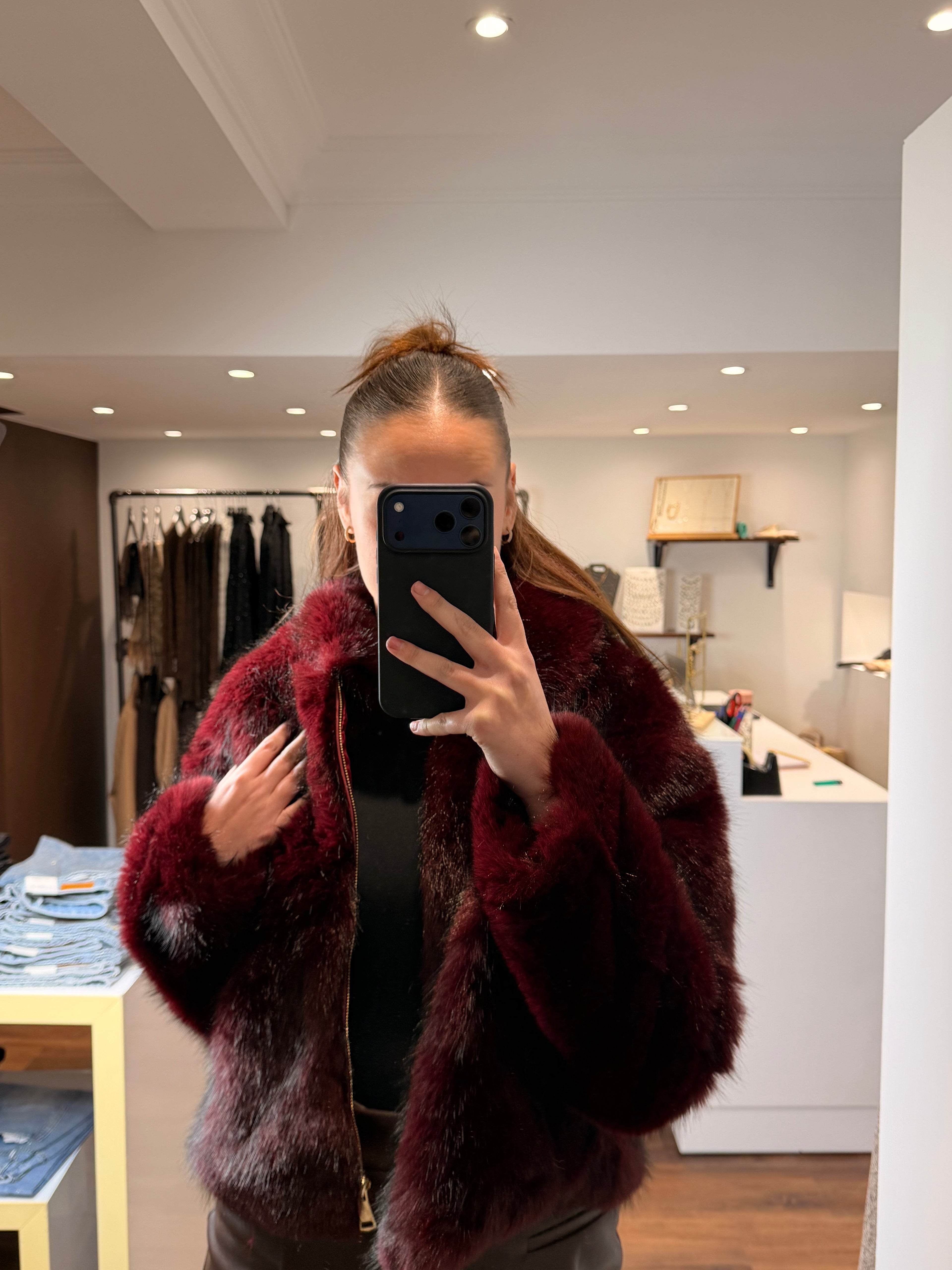 veste fausse fourrure bordeaux