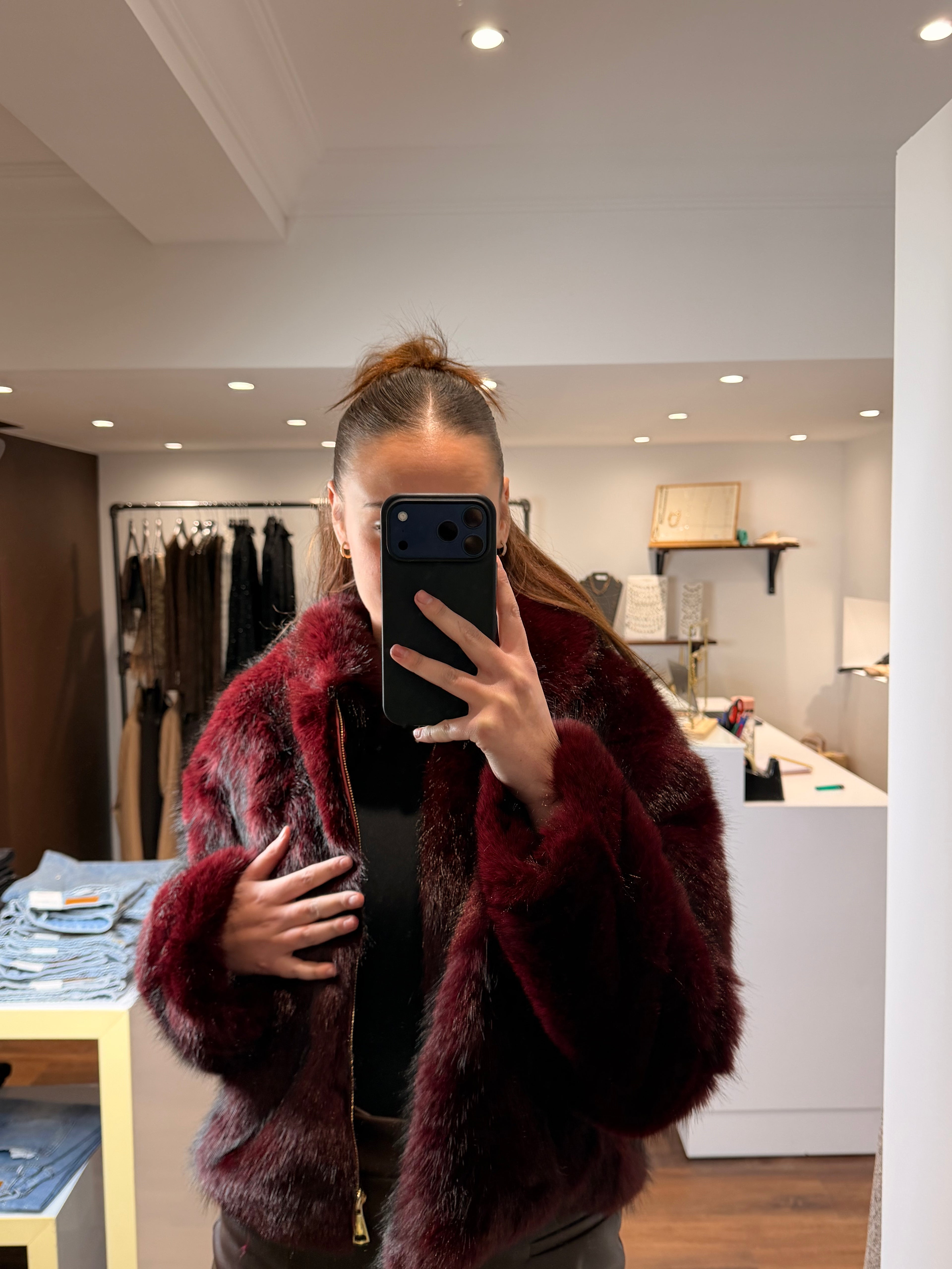 veste fausse fourrure bordeaux