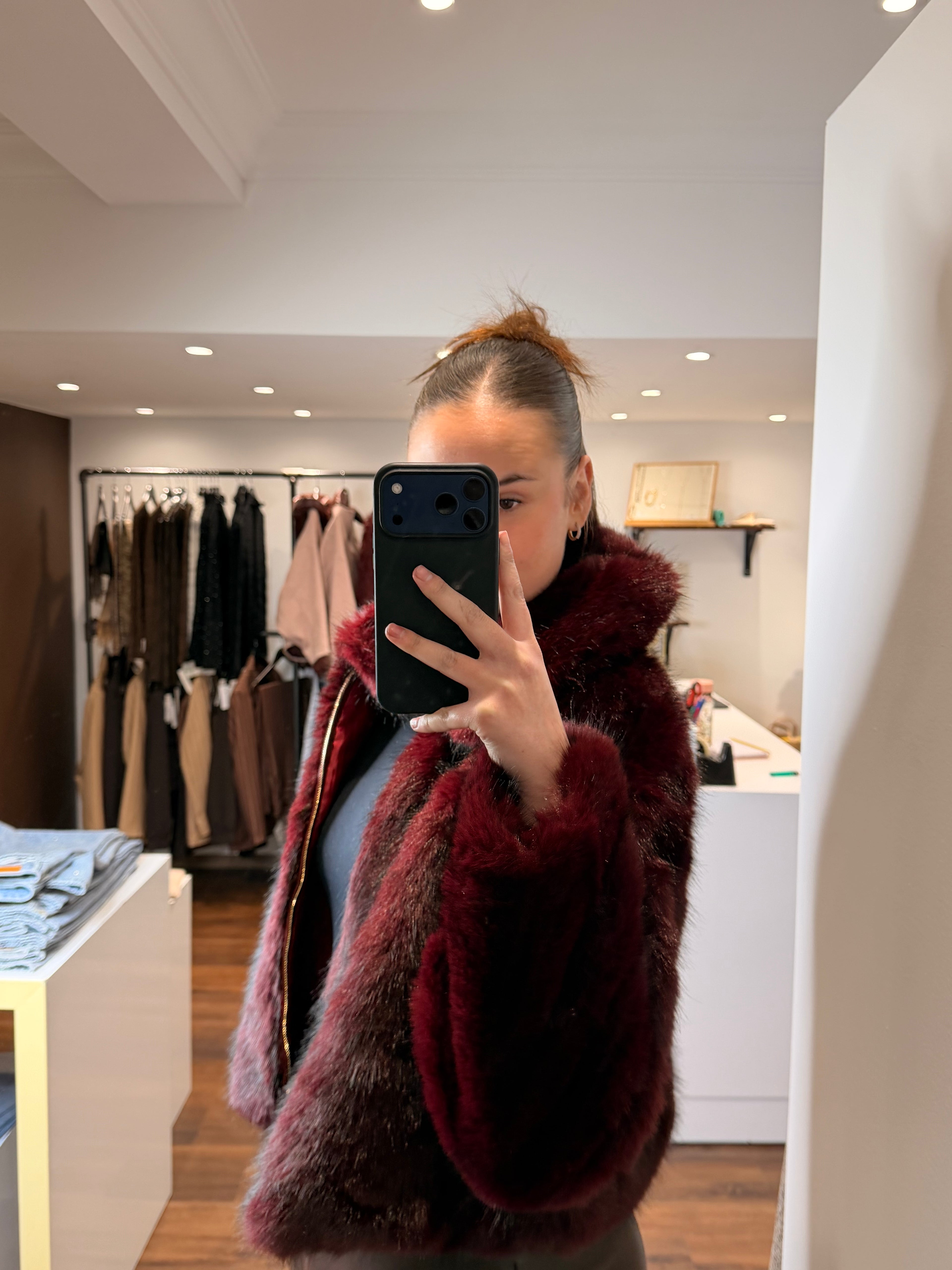 veste fausse fourrure bordeaux